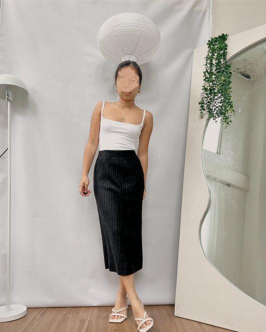 black ribbed knit midi skirt L17