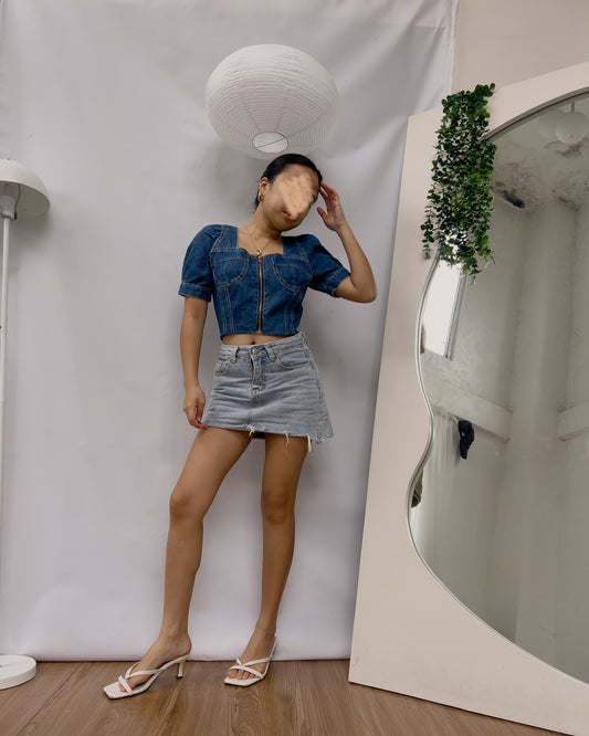 dark wash zip up top T693