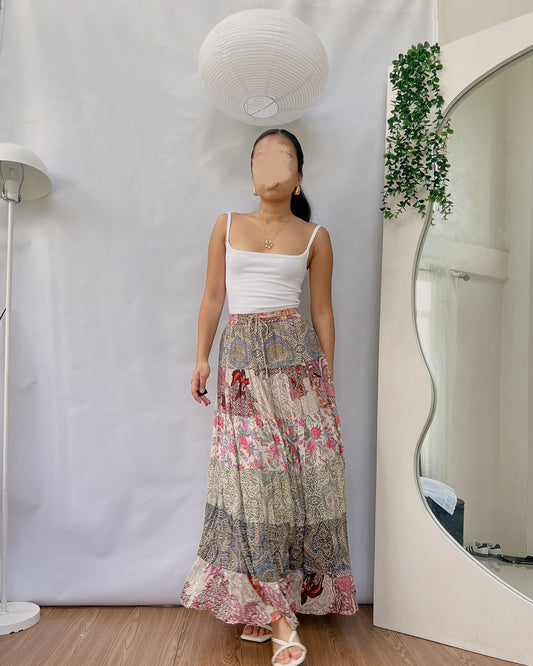 printed maxi skirt that gives off old money kinda vibe S4