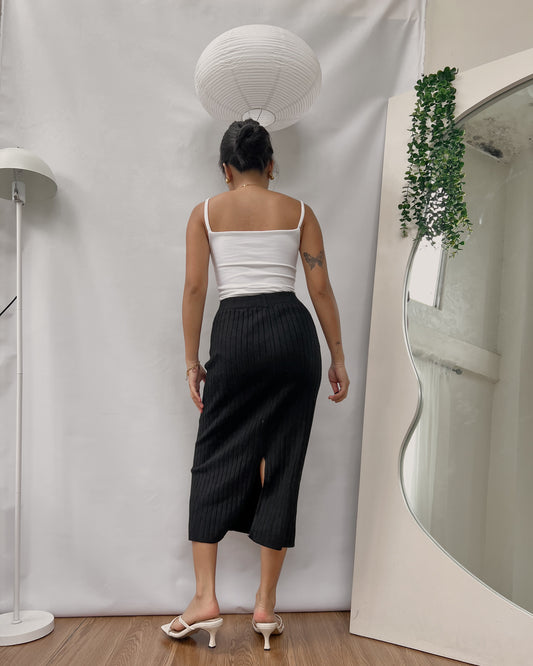 black ribbed knit midi skirt L17