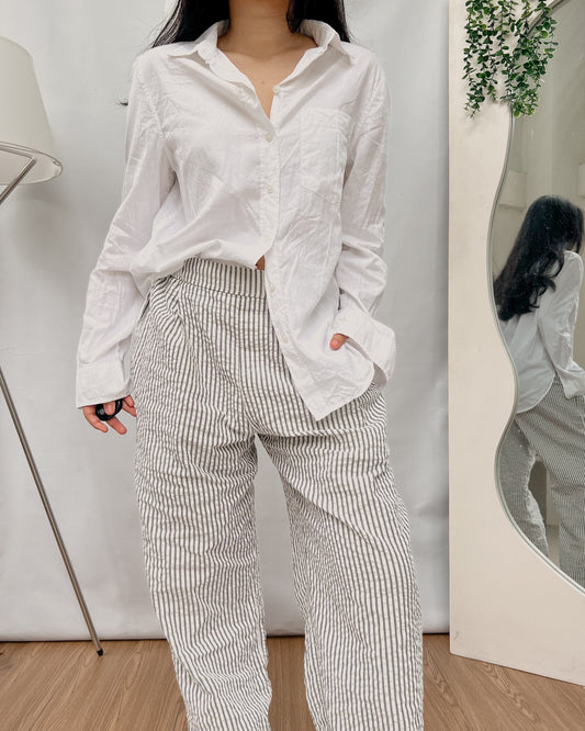 UNIQLO white button down long sleeve with front pocket Q97