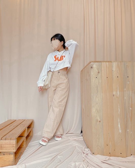 Ribbed white cropped hoodie with embossed print